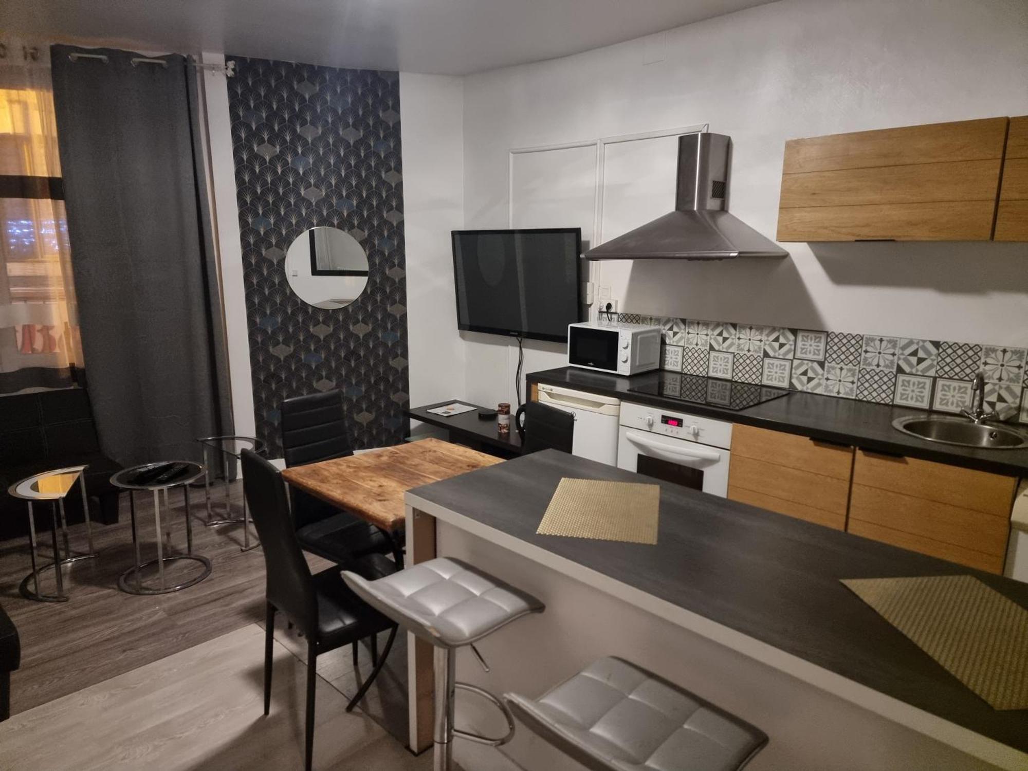 Gite Pour Professionnels En Deplacement - Centre Ville - Parking Gratuit Bellac Exterior photo